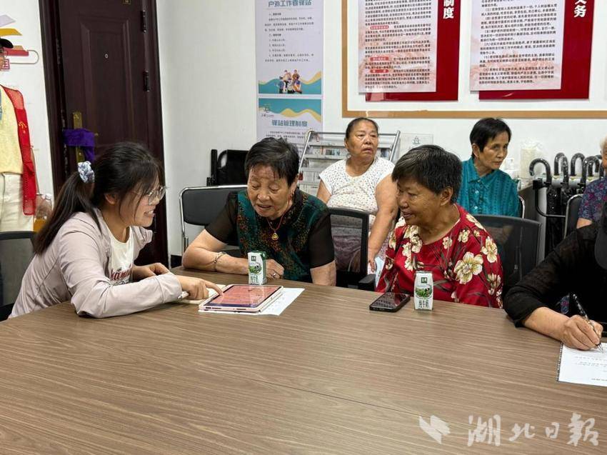 克勤志愿服务队走进磨山社区:织密老年人智慧养老“幸福网”2025.7.24.docx
